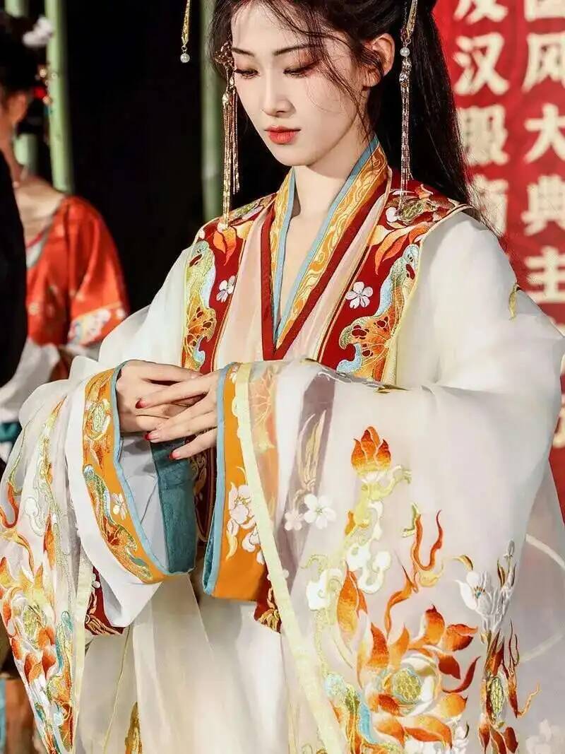 Ming Dynasty Hanfu Embroidery  - огляд і ціна Embroidery Set